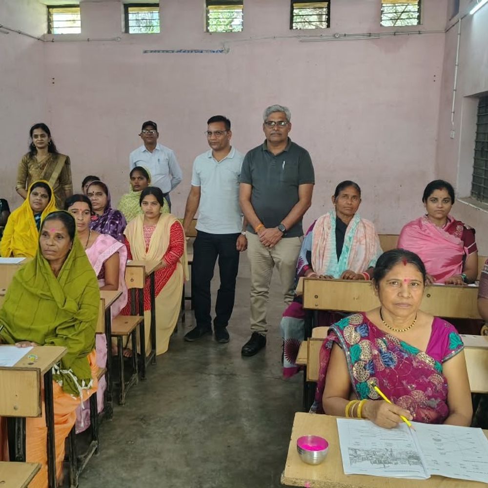 बलौदाबाजार में महापरीक्षा में साथ बैठे सास-ससुर,बेटा-बहू और दंपती:1467 शिक्षार्थियों में 1403 ने दी परीक्षा;157 केंद्रों में पढ़ना-लिखना और गणित के सवाल पूछे गए