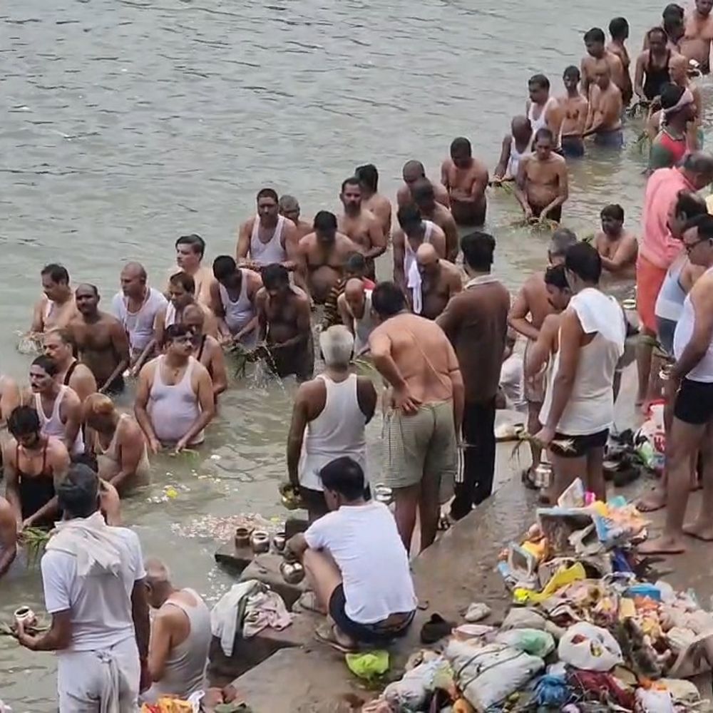 भाद्रपद पूर्णिमा पर बेतवा के बड़वाले घाट पहुंचे श्रद्धालु:तर्पण के साथ शुरू हुआ पितृपक्ष, प्रशासन ने घाटों पर बढ़ाई सुरक्षा