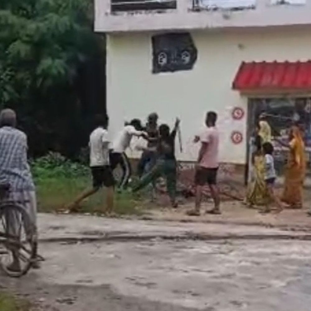 गोंडा में सागौन पेड़ को लेकर दो गुटों में मारपीट:जमकर चले लाठी-डंडे, वीडियो सामने आने के बाद 3 पर मुकदमा दर्ज