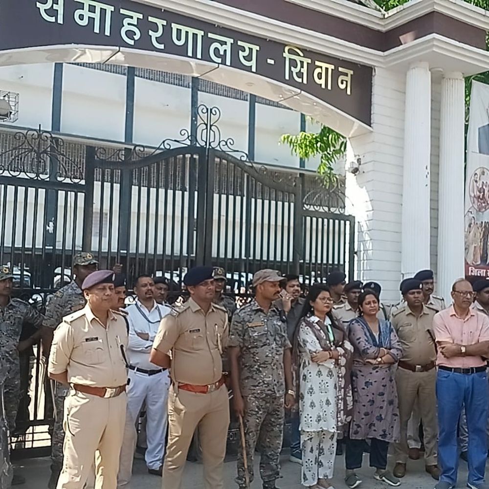 सीवान में कांग्रेस का समाहरणालय घेराव:जेपी चौक पर मोदी-शाह और CEC ज्ञानेश कुमार के पुतले जलाए; SIR की स्वतंत्र समीक्षा की मांग