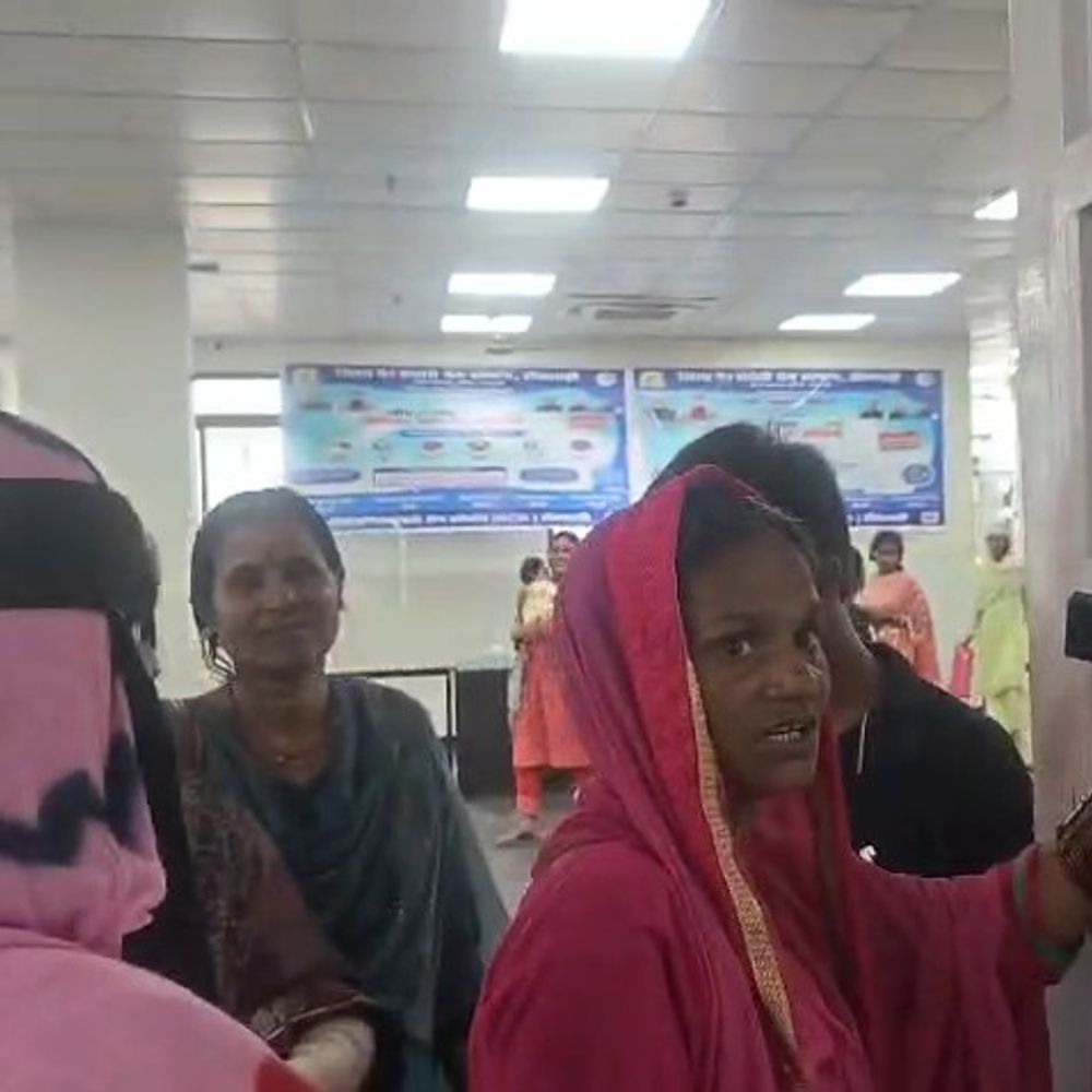 सीतामढ़ी सदर अस्पताल में ऑनलाइन पर्ची का सर्वर फेल:मरीज दिनभर इलाज के लिए भटकते रहे, रेबीज का इंजेक्शन भी नहीं लगा