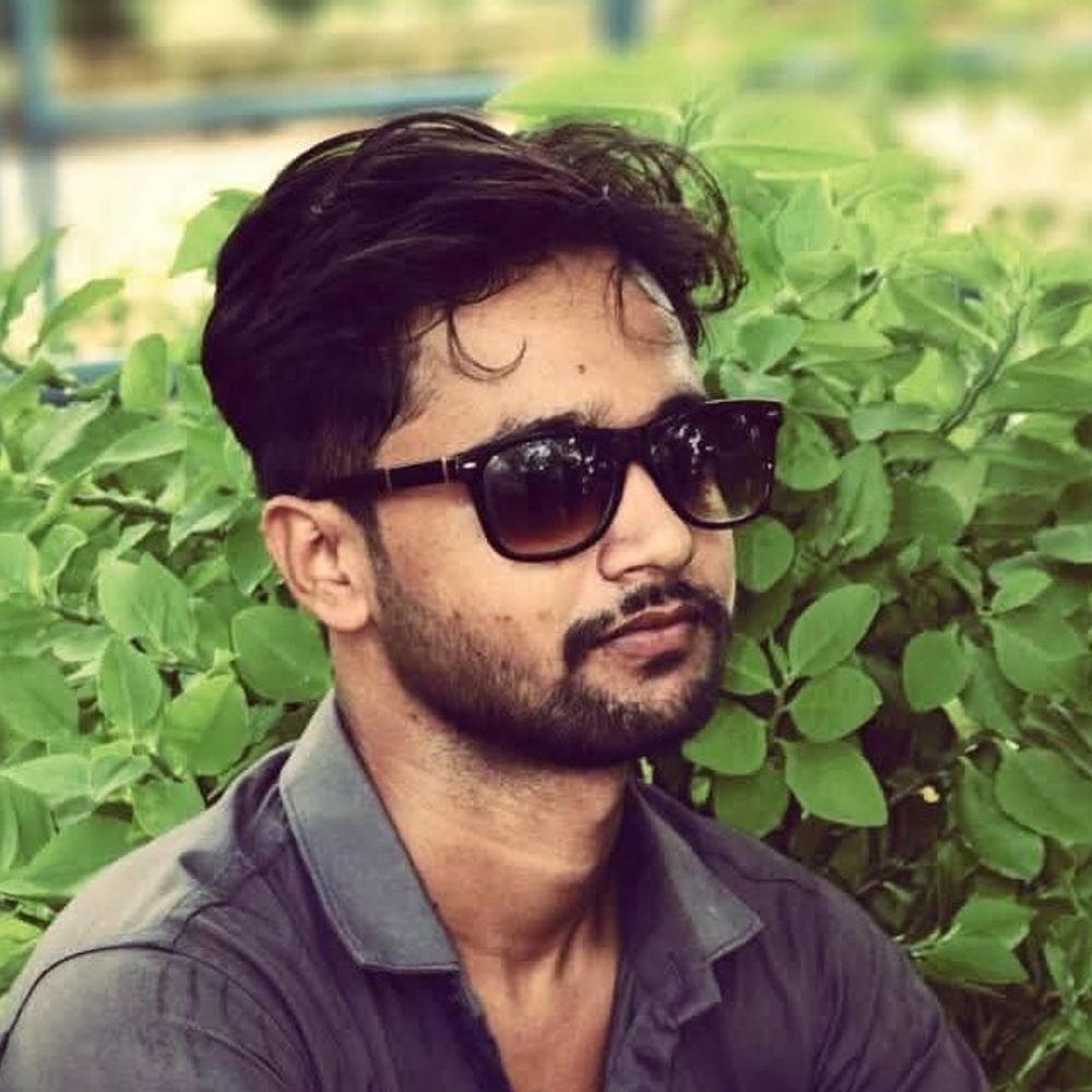 बस की टक्कर से मेडिकल कॉलेज के ड्राइवर की मौत:ललितपुर में संविदा एंबुलेंस ड्राइवर बाइक से लौट रहा था, स्लीपर कोच ने मारी टक्कर