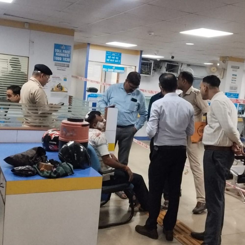 जमशेदपुर के गोलमुरी केनरा बैंक में डकैती:सुबह बैंक खुलते ही अपराधियों ने करोड़ों की संपत्ति लूटी, सीसीटीवी में कैद हुई तस्वीरें
