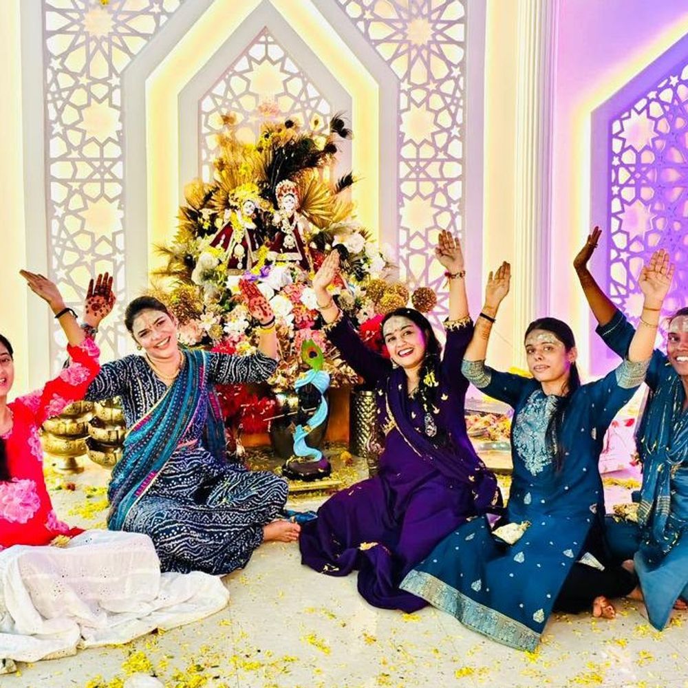 लखनऊ में जन्माष्टमी उत्सव आयोजित:फूलों की होली संग भक्तों ने भजन संध्या में जमकर आनंद लिया