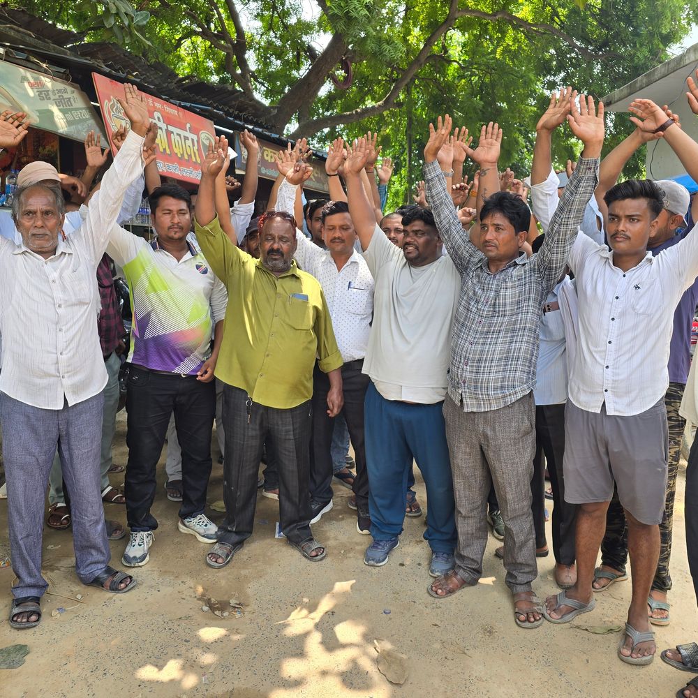 मऊ में नगर पालिका कर्मचारियों से मारपीट:सफाई को लेकर सभासद प्रतिनिधि ने की मारपीट, कर्मचारियों ने थाने का किया घेराव