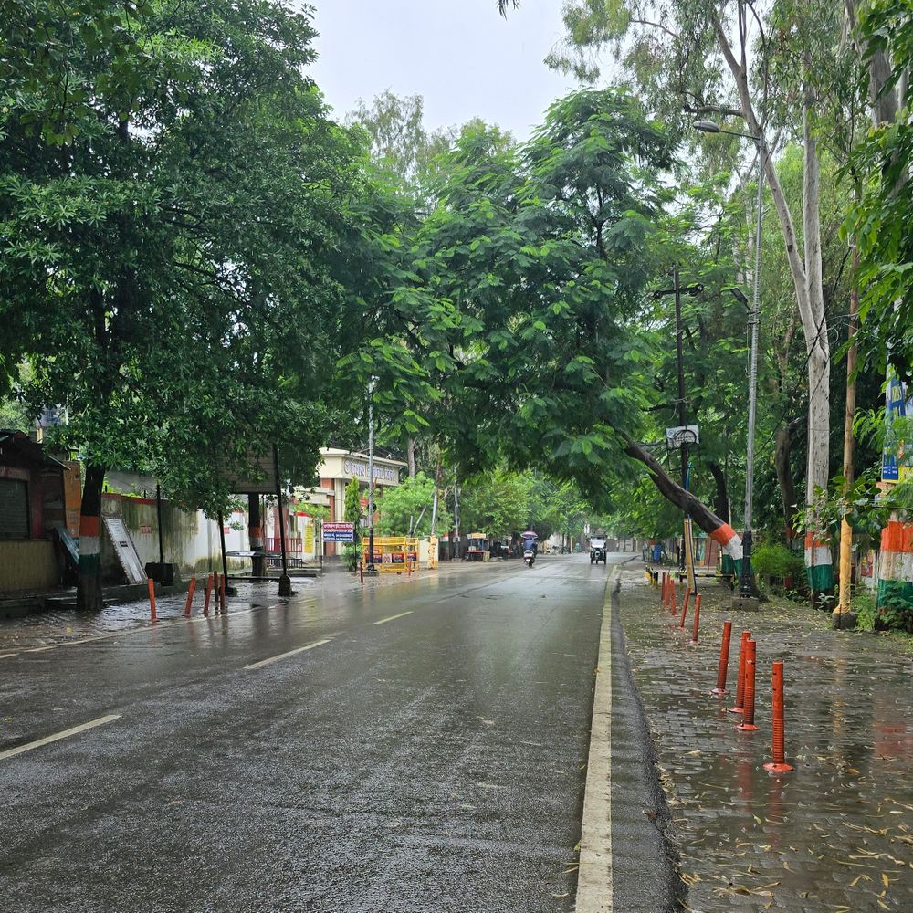 बिजनौर में घने बादलों से दिन में अंधेरा, हल्की बारिश:गर्मी से राहत मिली, बिजली गुल हुई और नर्सरी से इंटर तक के स्कूल बंद