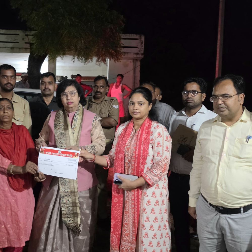 दैवीय आपदा में मृतकों के परिजनों को चार-चार लाख:राज्यमंत्री प्रतिभा शुक्ला ने दो परिवारों को चार-चार लाख रुपए की सहायता दी