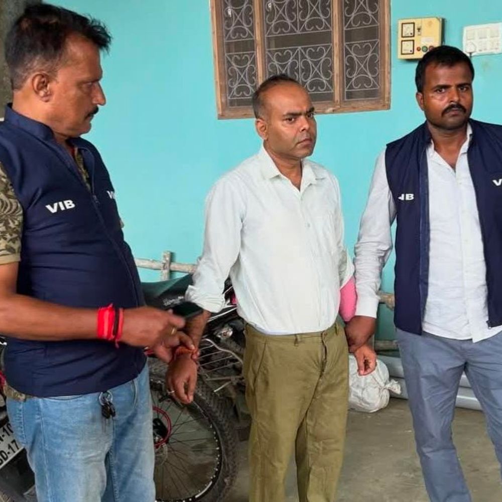 बांका में 75 हजार की घूस लेते BDO गिरफ्तार:योजना के लिए मांगी थी रिश्वत; एक दिन पहले मारपीट का वीडियो सामने आया था