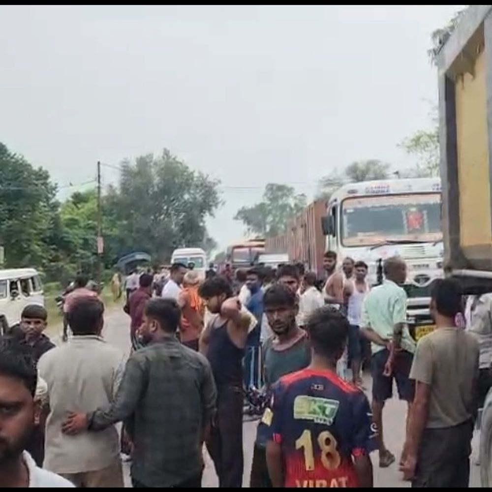 तेज रफ्तार ट्रक ने 75 वर्षीय बुजुर्ग को कुचला:20 मीटर तक घसीटा, मौके पर मौत; गुस्साए ग्रामीणों ने सड़क पर जाम लगाया
