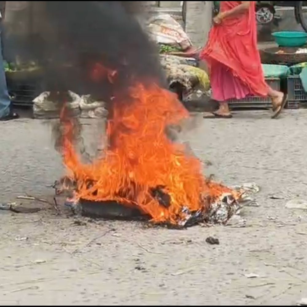 पटेल चौक-तीनगछिया सड़क की खराब हालत पर लोगों का प्रदर्शन:आश्वासन मिलने के बाद खत्म हुआ जाम, दुर्गा पूजा के बाद शुरू होगा काम
