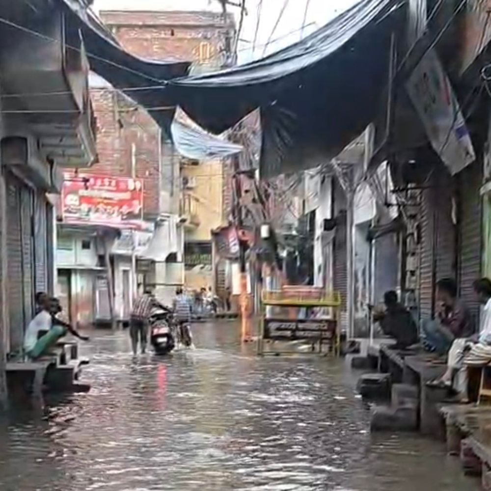 संभल में तेज आंधी और बारिश से मौसम बदला:12 मिलीमीटर बारिश हुई, सड़कों पर पानी भरा; पूरे दिन बारिश का अलर्ट