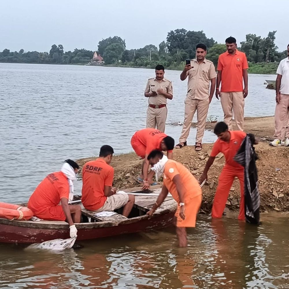 रेन बसेरा तालाब में डूबे दोनों युवकों के मिले शव:पोस्टमॉर्टम के बाद परिजनों को सौंपे गए, नाव पलटने से हुआ था हादसा
