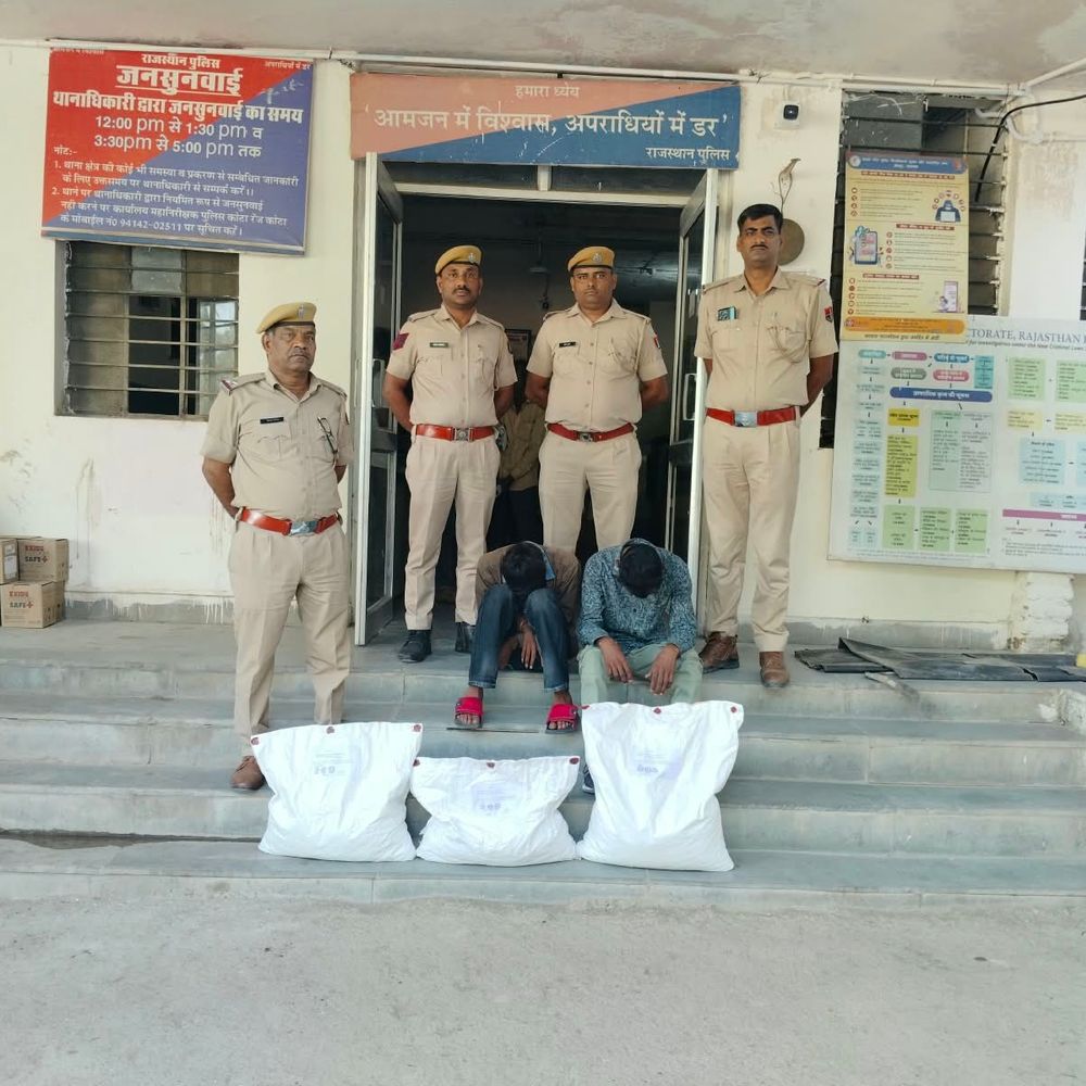 9.763 किलो गांजे के साथ दो तस्कर गिरफ्तार:सदर थाना पुलिस ने बटावदा रोड पर की कार्रवाई, एक बाल अपचारी भी डिटेन