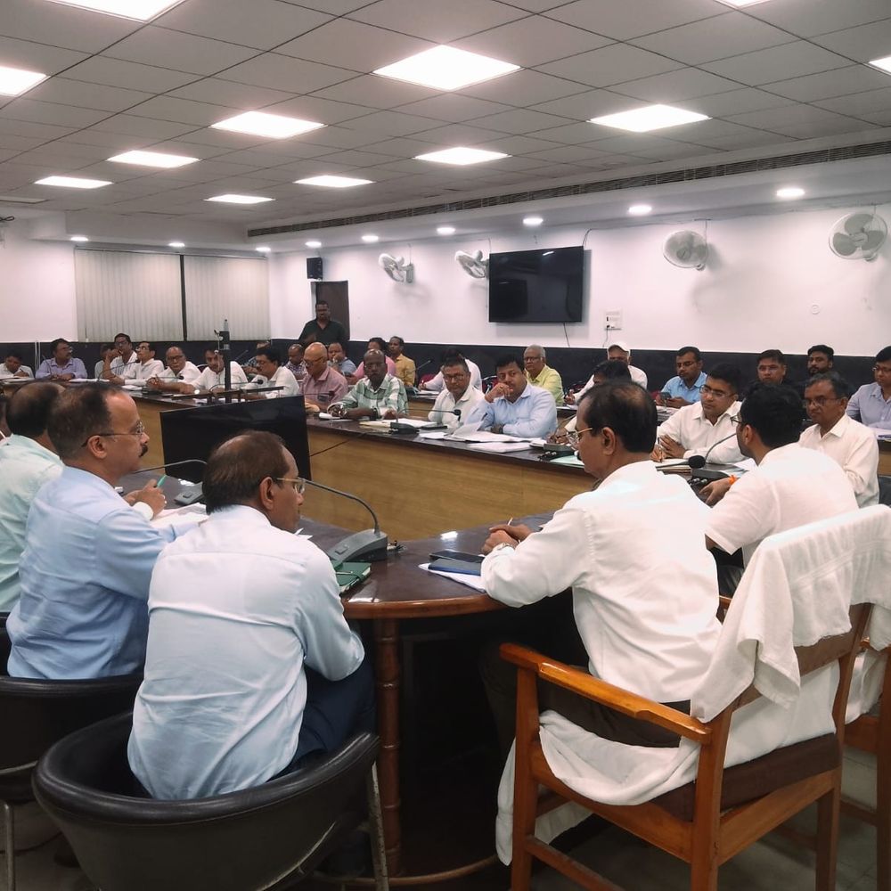 देवरिया में आयुष्मान कार्ड बनाने में तेजी:डीएम ने दिए निर्देश, कोई पात्र व्यक्ति योजनाओं के लाभ से वंचित न रहे