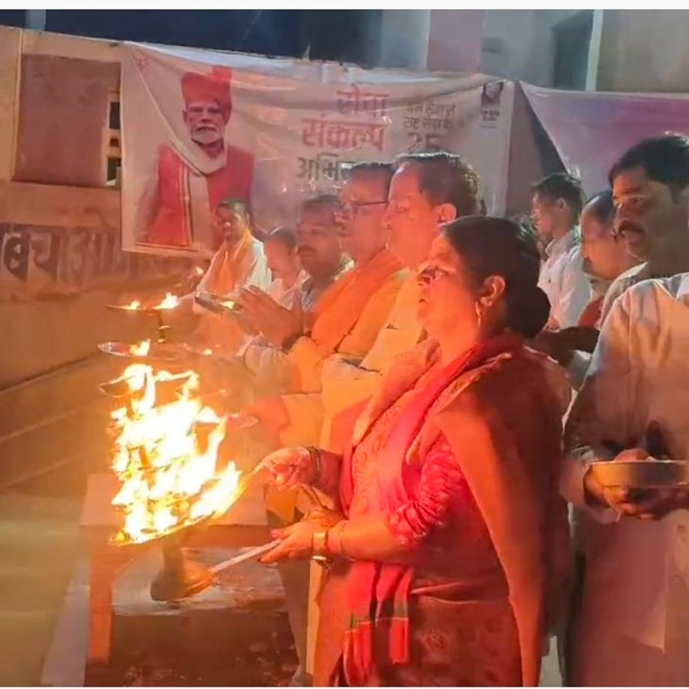 विकसित भारत के संकल्प के साथ जले ‘आशीर्वाद के दिए’:कौशांबी में इंफ्रास्ट्रक्चर प्रोजेक्ट, नदी घाटों, मंदिरों में भी दीप जलाए गए