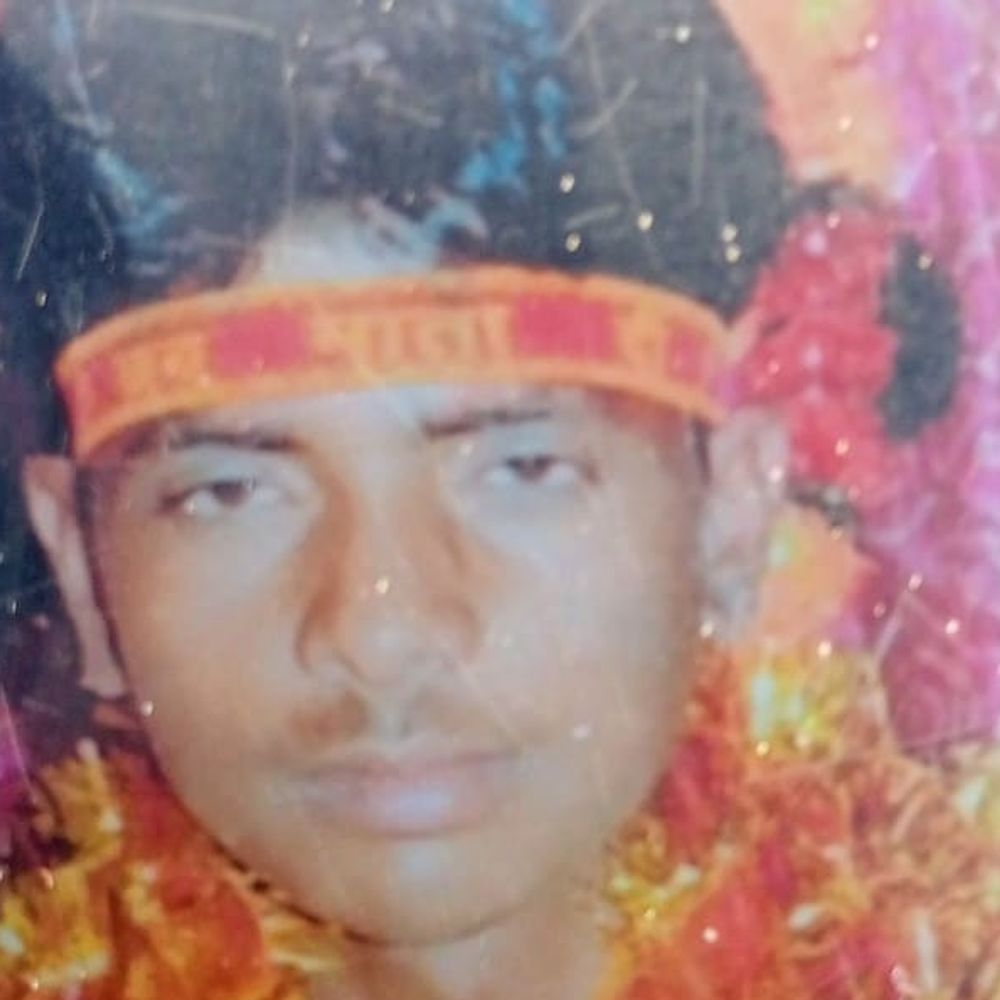 फिरोजाबाद में पेड़ से लटका मिला युवक का शव:2 साल पहले बच्चों को लेकर चली गई थी पत्नी, रात भर तलाशते रहे परिजन