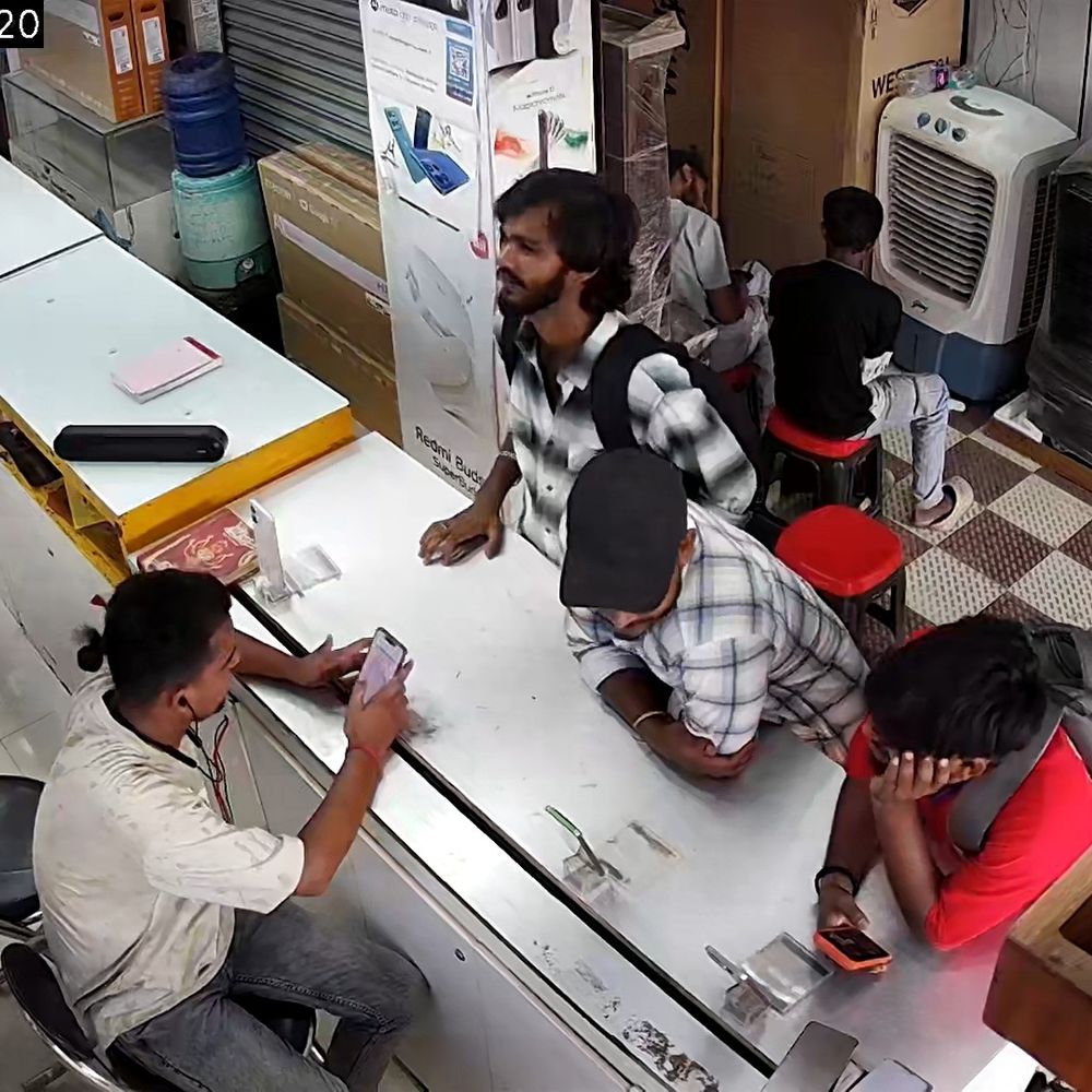 QR से 83,500 का पेमेंट,iPhone लेकर फरार;अकाउंट होल्ड:जमुई में दुकानदार से ठगी, 4 सितंबर तक दिल्ली नहीं पहुंचने पर FIR; घटना CCTV में कैद
