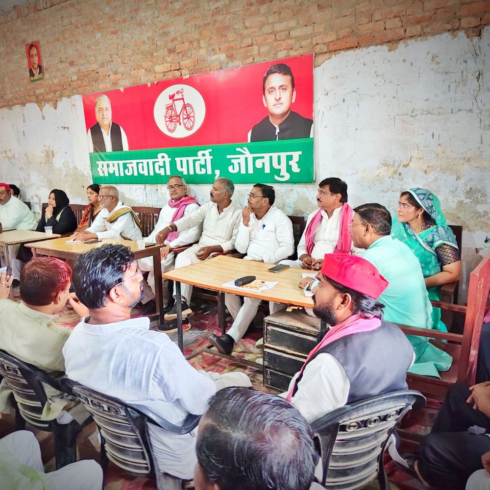 संगठन को बूथ स्तर तक मजबूत करने पर जोर:सपा की मासिक बैठक में कार्यकर्ताओं से पार्टी की नीतियां जन-जन तक पहुंचाने की अपील