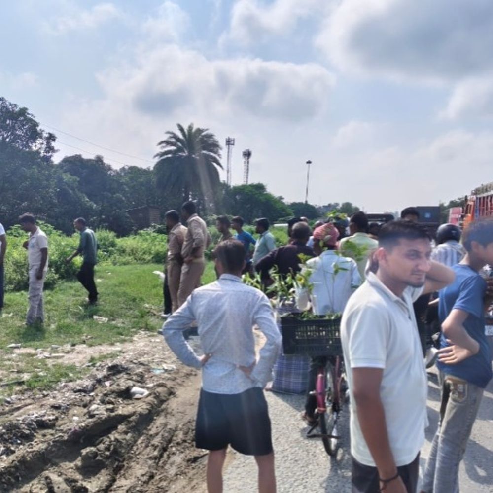 शाहजहांपुर में कूड़े के ढेर पर मिला अज्ञात शव:कपड़ों से पहचान से जुड़े कागजात नहीं मिले, पुलिस शिनाख्त कराने में जुटी