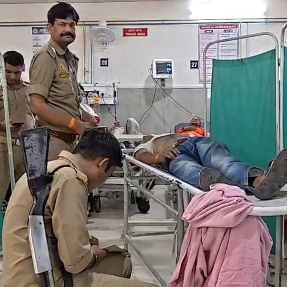 पुलिस कांस्टेबल का शव संदिग्ध हालत में मिला:रेलवे फाटक के पास पड़े मिले, 22 अगस्त से ड्यूटी से गैरहाजिर थे