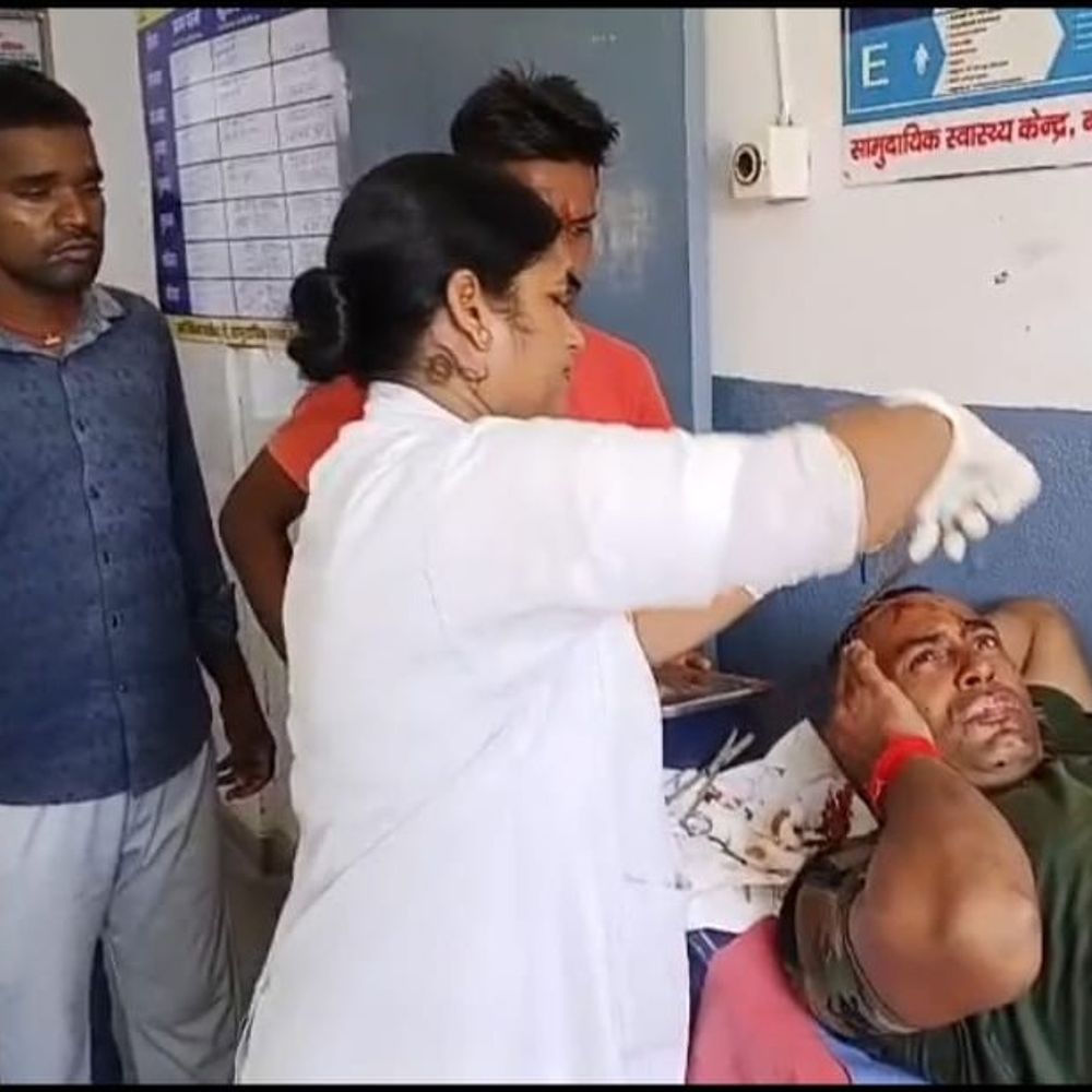 छात्रों ने डायल 112 के ड्राइवर पर किया हमला:रामकोल गांव स्थित मध्य विद्यालय में हंगामा के बाद समझाने पहुंचे थे , अस्पताल में भर्ती