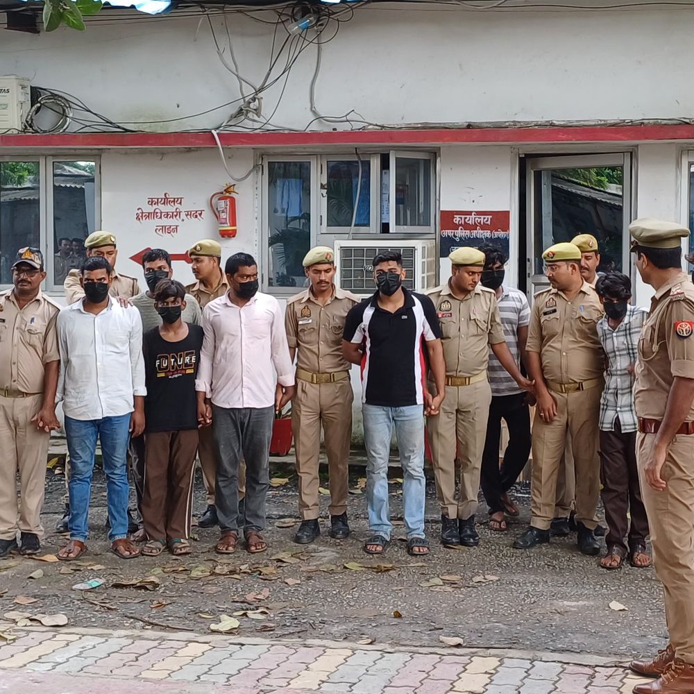 चंदौली में चोरी के गिरोह का खुलासा, 8 आरोपी गिरफ्तार:3.50 लाख रुपए, जेवरात और कार बरामद; जेल भेजा