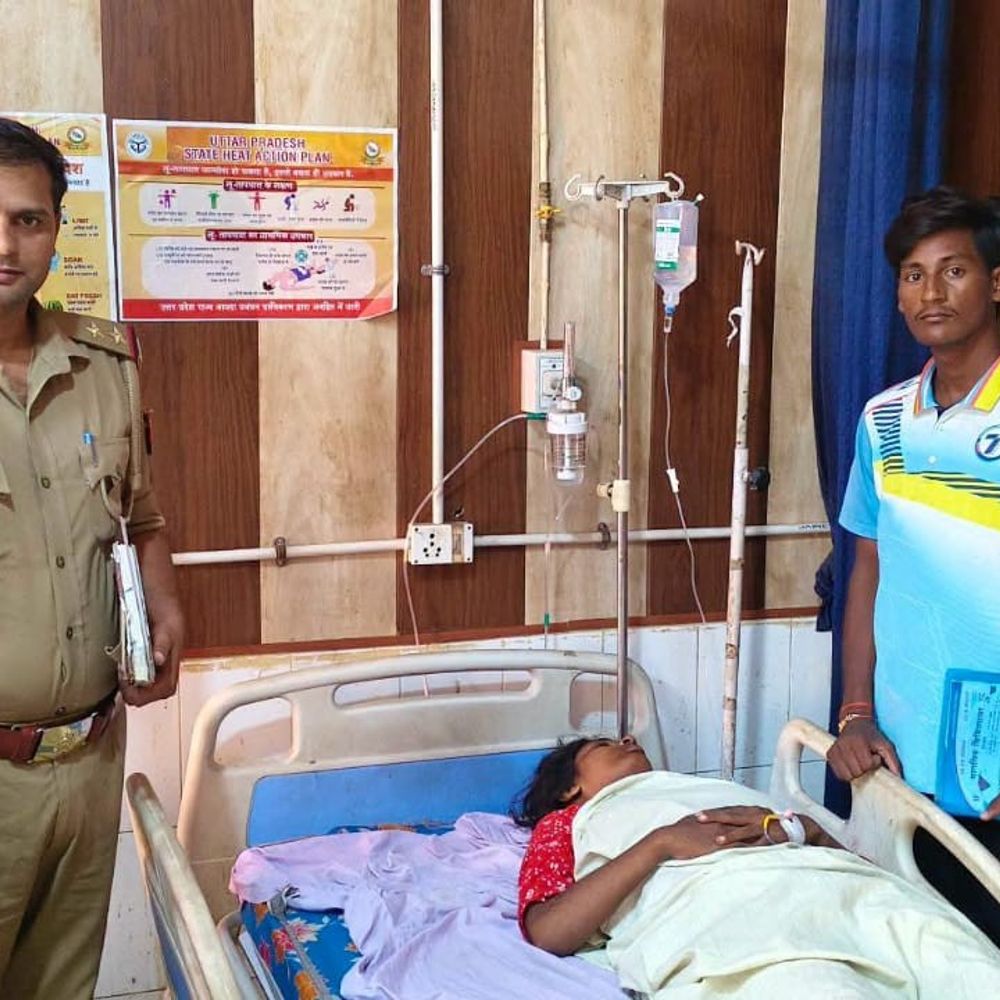 प्रतापगढ़ में गड्ढे में गिरी दिव्यांग युवती:युवक ने बचाई जान, पुलिस ने सोशल मीडिया पर फोटो डालकर 16 घंटे में खोजा परिवार; भाई को सौंपा
