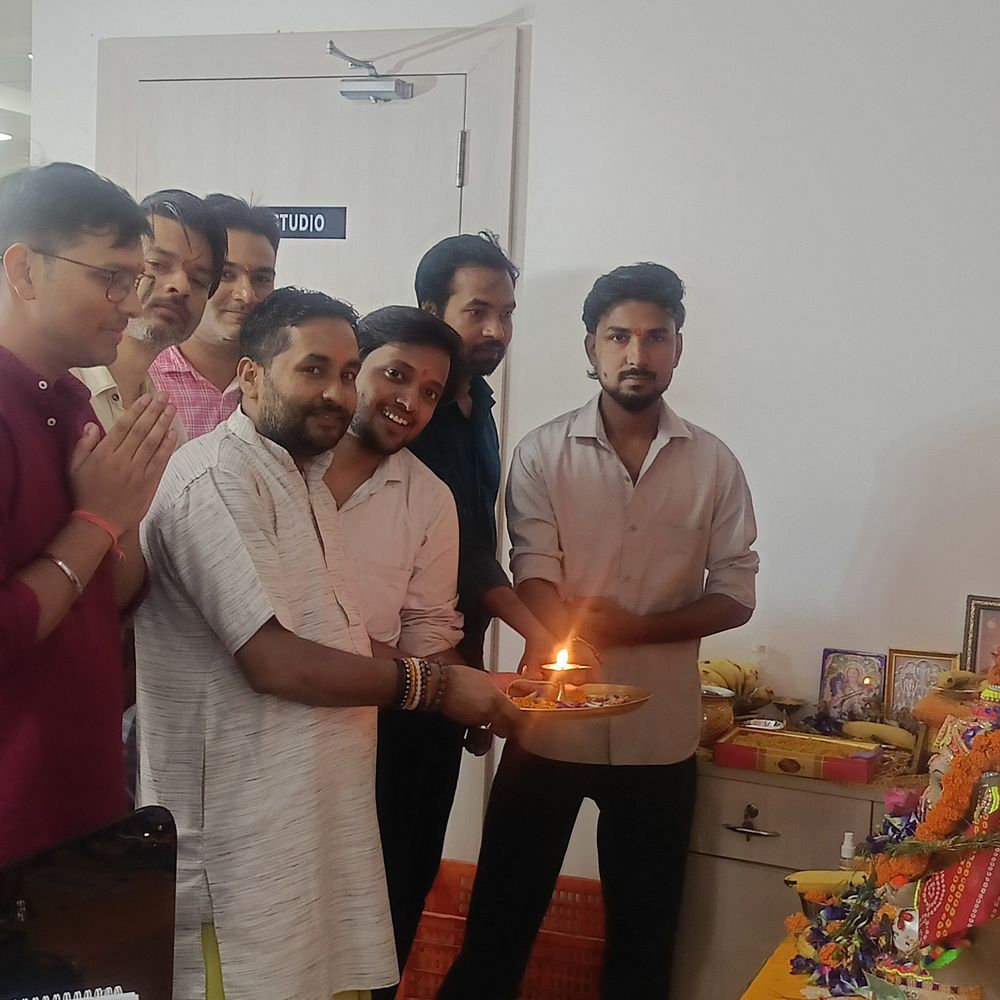 गणपति आराधना में जुटा भास्कर परिवार:दैनिक भास्कर कार्यालय में गणपति की आराधना, कर्मचारियों ने मिलकर की पूजा