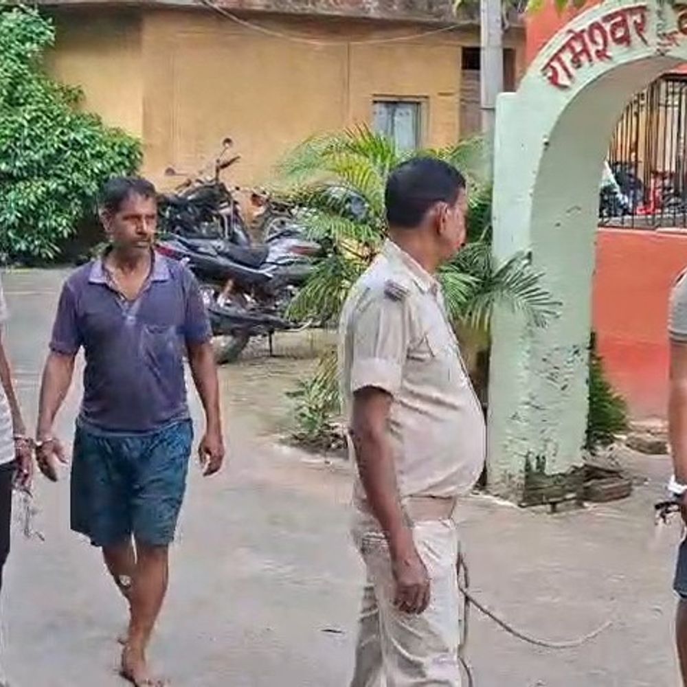 छापेमारी करने पहुंची उत्पाद टीम पर पथराव, 5 जवान घायल:मुंगेर में सूचना पर पहुंची थी, वाहन का शीशा टूटा; 3 नामजद अरेस्ट- 2 फरार