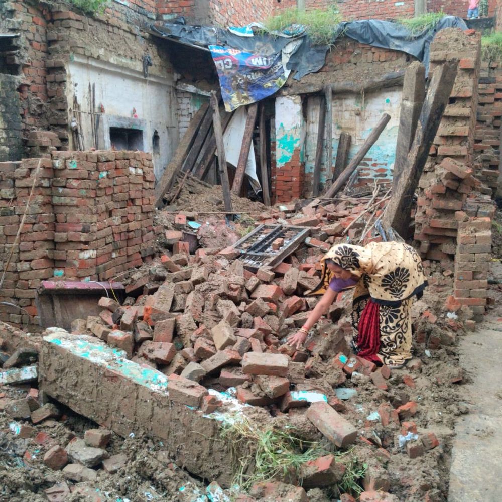 कल्याणपुर में बारिश से कच्चा मकान ढहा, बड़ा हादसा टला:परिवार बाहर था, इसलिए बड़ा हादसा टल गया; गृहस्थी का सामान मलबे में दबा
