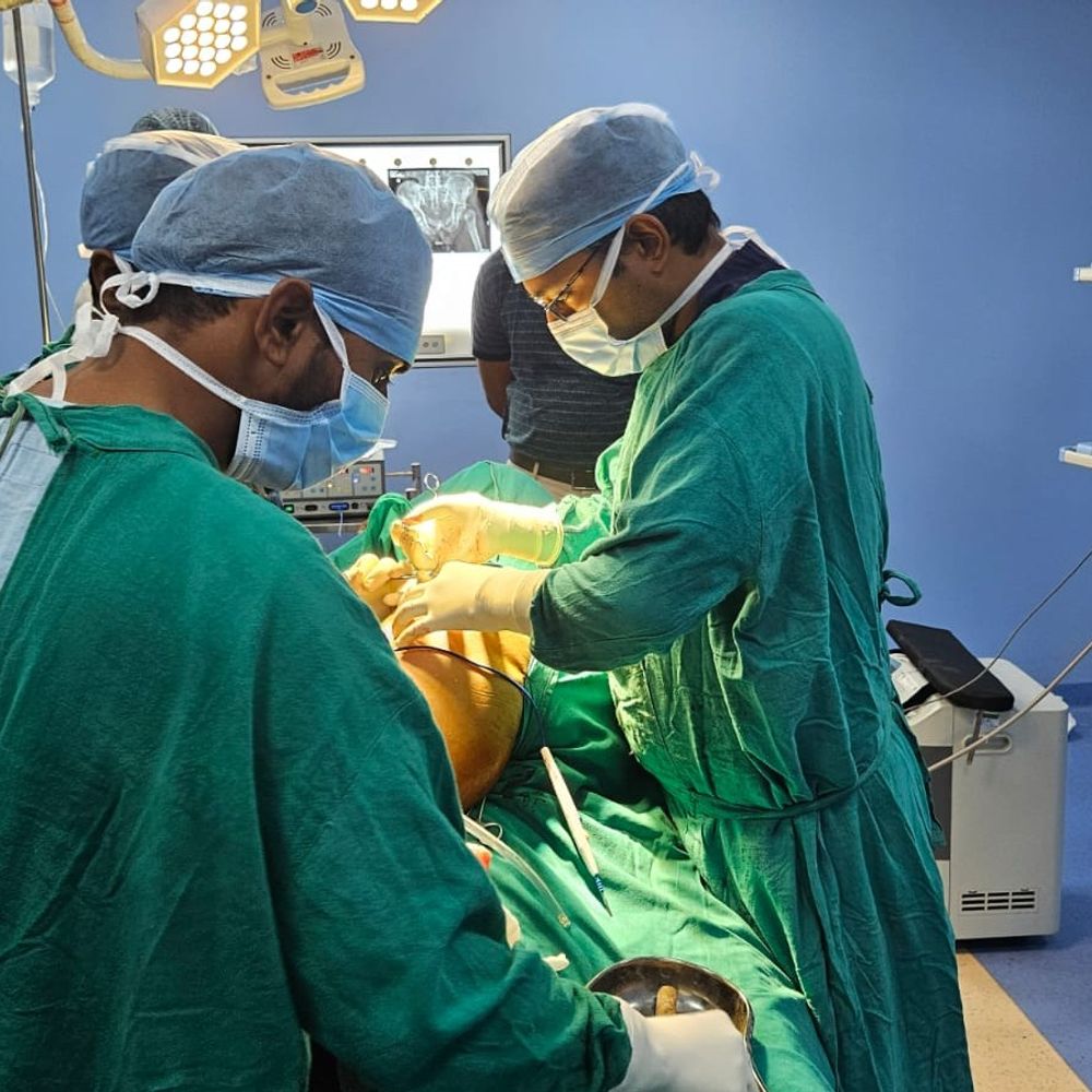 छपरा सदर अस्पताल में पहली बार हुआ हिप रिप्लेसमेंट:फ्रैक्चर नेक ऑफ फीमर की बाइपोलर हेमीआर्थ्रोप्लास्टी से सर्जरी, 65 साल के भारत राम को मिली नई जिंदगी
