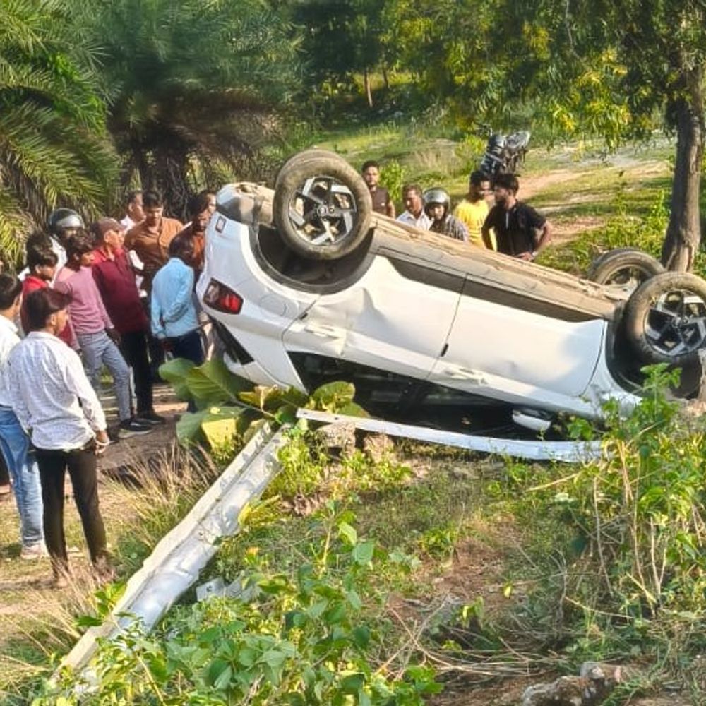 कोडरमा में एक ही जगह हुए दो सड़क हादसे:बाइक सवार गंभीर रूप से घायल, कार में बैठे लोग बाल-बाल बचे; पुलिस जांच में जुटी