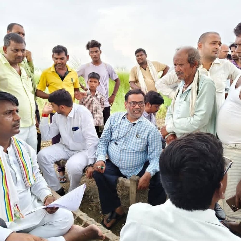 सरयू कटान पीड़ित परिवारों से मिले विधायक:जिगिना गांव में बसे परिवारों को समस्या समाधान का भरोसा, पिछले साल हुए थे बेघर