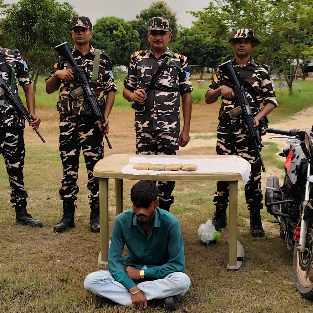 बाइक की डिक्की में ले जा रहा था 2.80KG चरस:बेतिया में SSB ने दबोचा, इनरवा SSB की 47वीं वाहिनी की कार्रवाई