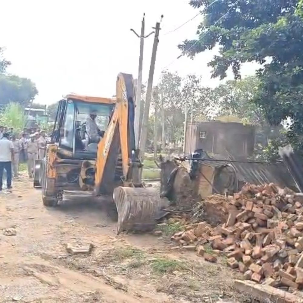 पिकअप गिरने से 4 मौत के बाद जागा प्रशासन:फूलपुर पोखर के पास अतिक्रमण ध्वस्त, मकान-शेड समेत अवैध निर्माण हटाए