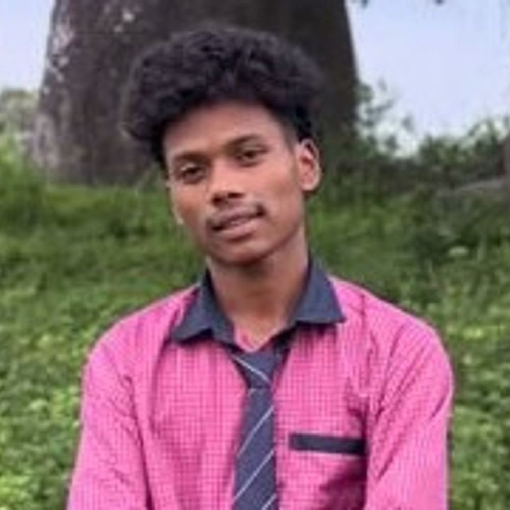 गुमला में स्कूटी-बाइक की टक्कर, एक युवक की मौत:पांच जख्मी; उरांव छात्रावास के पास हुआ हादसा, तेज रफ्तार घटना की बनी वजह