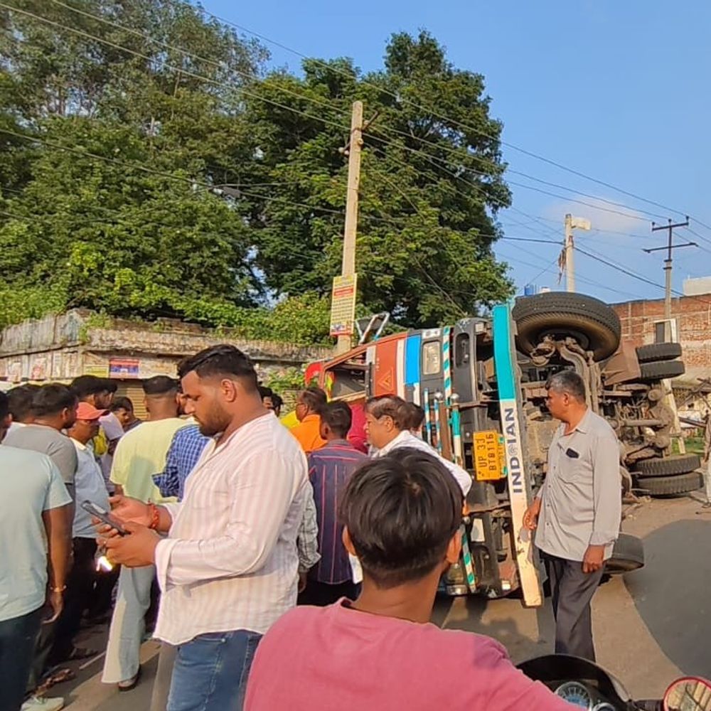 ईसरी बाजार में बिजली पोल से टकराकर पलटा ट्रक:सड़क किनारे खड़ी कार क्षतिग्रस्त, चालक-राहगीर बाल-बाल बचे