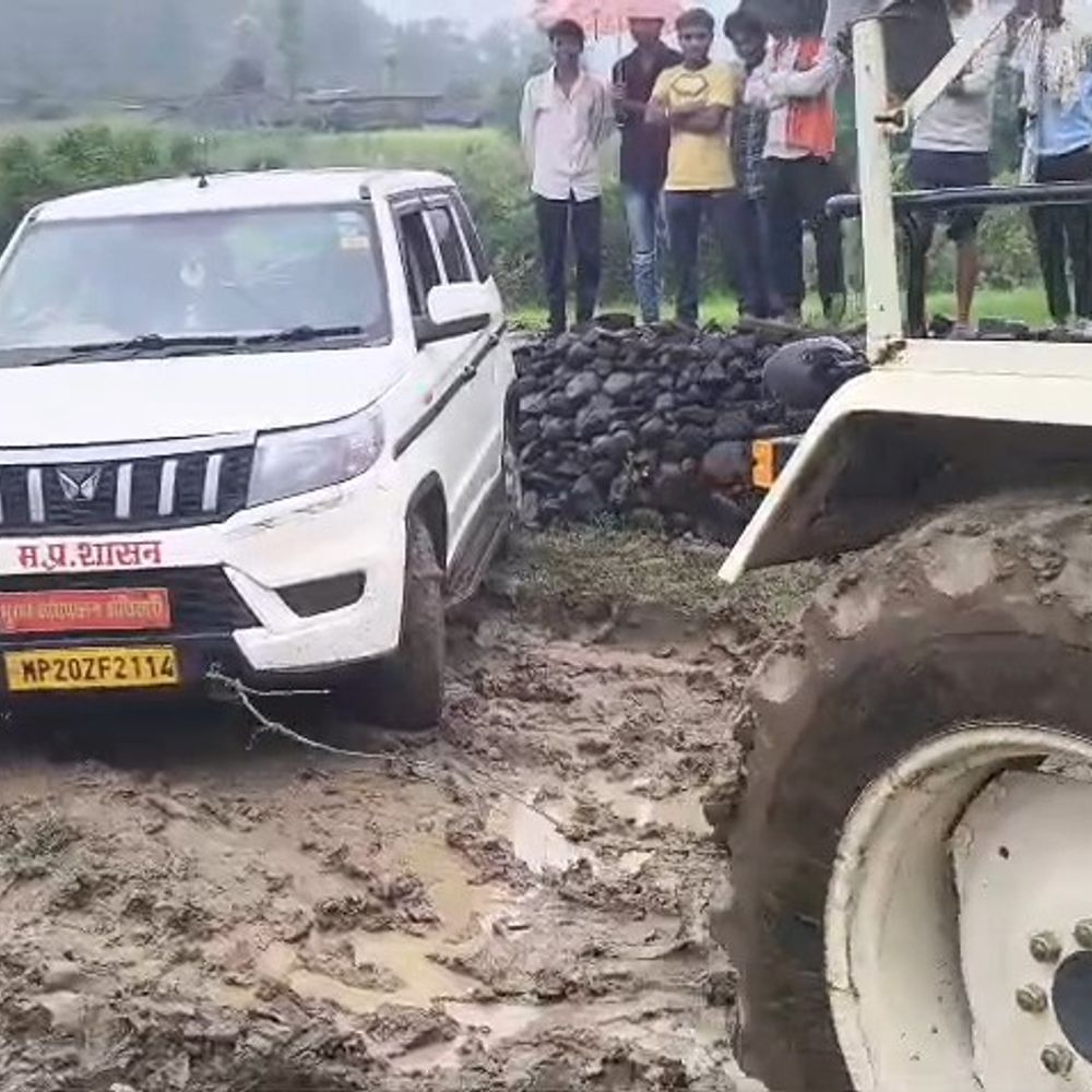 मंडला में सामुदायिक भवन बना, पहुंच मार्ग नहीं:उद्घाटन करने आए सांसद के काफिले की गाड़ियां कीचड़ में फंसी