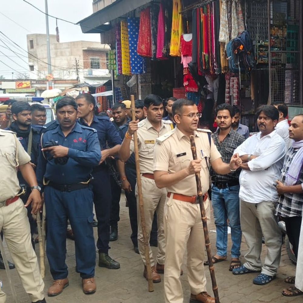 धौलपुर में पुलिस ने निकाला फ्लैग मार्च:शांतिपूर्ण मतदान के लिए बढ़ाई गश्त, संवेदनशील इलाकों पर कड़ी नजर