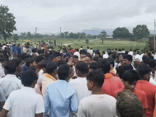 महिला टीचर और पति को ट्रक ने रौंदा, मौत:गुस्साए लोगों ने NH-19 जाम किया; दूसरे रास्ते से निकली बोलेरो ने दो महिलाओं को कुचला