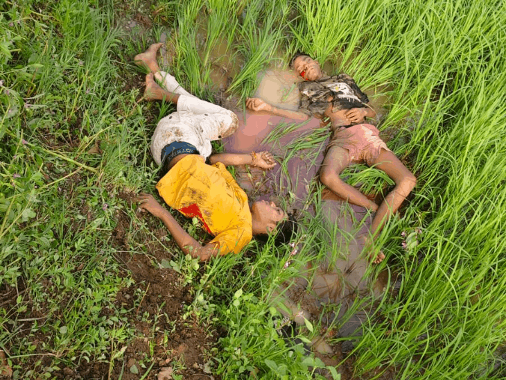 तेज रफ्तार बाइक पेड़ से टकराई, 2 नाबालिगों की मौत:कोरबा में मोड़ पर बेकाबू हुई, अगला हिस्सा टूटा, बिना हेलमेट चला रहे थे बाइक