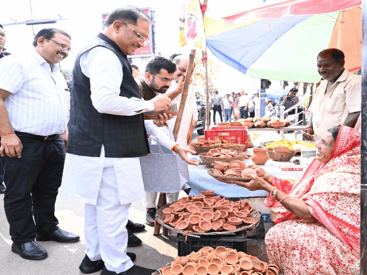 मरीन-ड्राइव पर दीये बेच रही मीरा के पास पहुंचे CM:विष्णुदेव साय ने 1 हजार देकर खरीदा दीया; पूछा- सरकारी योजनाओं का लाभ मिल रहा?