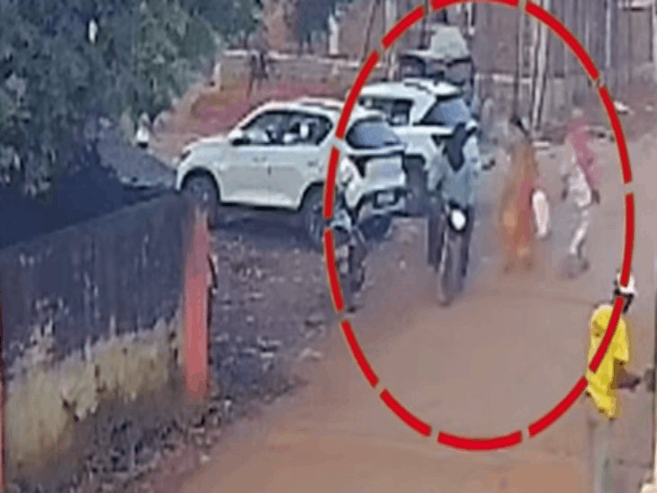 रायपुर में दिनदहाड़े चेन स्नेचिंग:रेस्टहाउस के सामने बाइक सवार बदमाशों ने दिया वारदात को अंजाम, आरोपियों का पता लगाने में जुटे अफसर