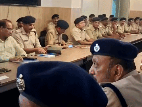मुजफ्फरपुर में अश्लील गानों, भ्रामक पोस्ट पर पुलिस की कार्रवाई:SSP कांतेश कुमार मिश्रा के निर्देश पर दो FIR दर्ज, आरोपियों की तलाश जारी