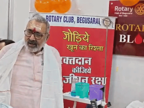 ‘पागल हो गए हैं ओवैसी, हनीमून पर जाएं तेजस्वी’:गिरिराज सिंह बोले- नेरेटिव से नहीं चलता है देश, पीएम नरेंद्र मोदी को मेरी भी उम्र लग जाए