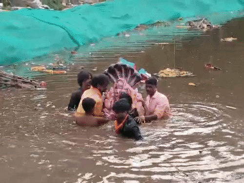 जमकर उड़ा अबीर गुलाल, गणपति का हुआ विसर्जन:शहर में कई स्थानों पर बनाए गए हैं कृत्रिम तालाब, गंगा घाटों पर पुलिस तैनात