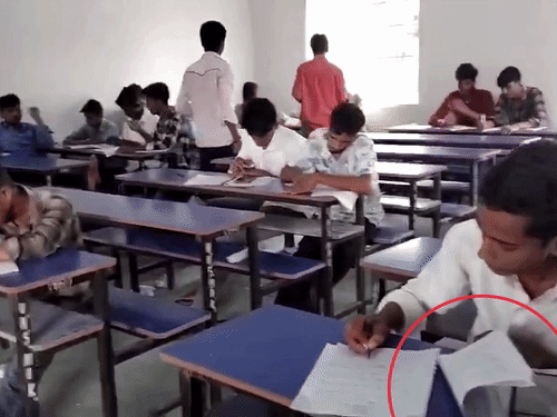 बेगूसराय में मोबाइल से नकल करते दिखे स्टूडेंट्स:जिला शिक्षा पदाधिकारी ने HM का वेतन रोका, कारण बताओ नोटिस जारी किया