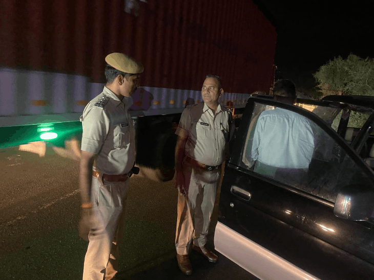 एसपी ने रात में नाकाबंदी का लिया जायजा:1 हजार से ज्यादा गाड़ियों को जांचा, काली फिल्म होने पर 71 वाहनों पर कार्रवाई