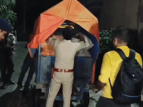 समस्तीपुर- किसान के घर से 3 करोड़ का गांजा जब्त:पत्नी समेत 3 महिलाएं गिरफ्तार, 3 घंटे चली कार्रवाई; 5 बोरियों में 318 किलो की खेप ले गई नारकोटिक्स