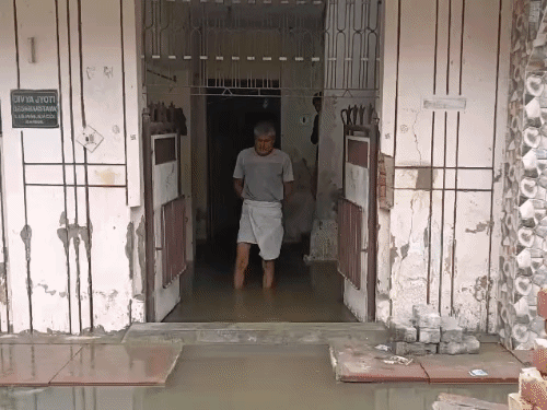 5000 घरों में घुटनों तक पानी, बाल्टी-मोटर से निकाल रहे:किचन में तैर रहा सिलिंडर, आधा बेड डूबा, खाना तक नहीं बन पा रहा